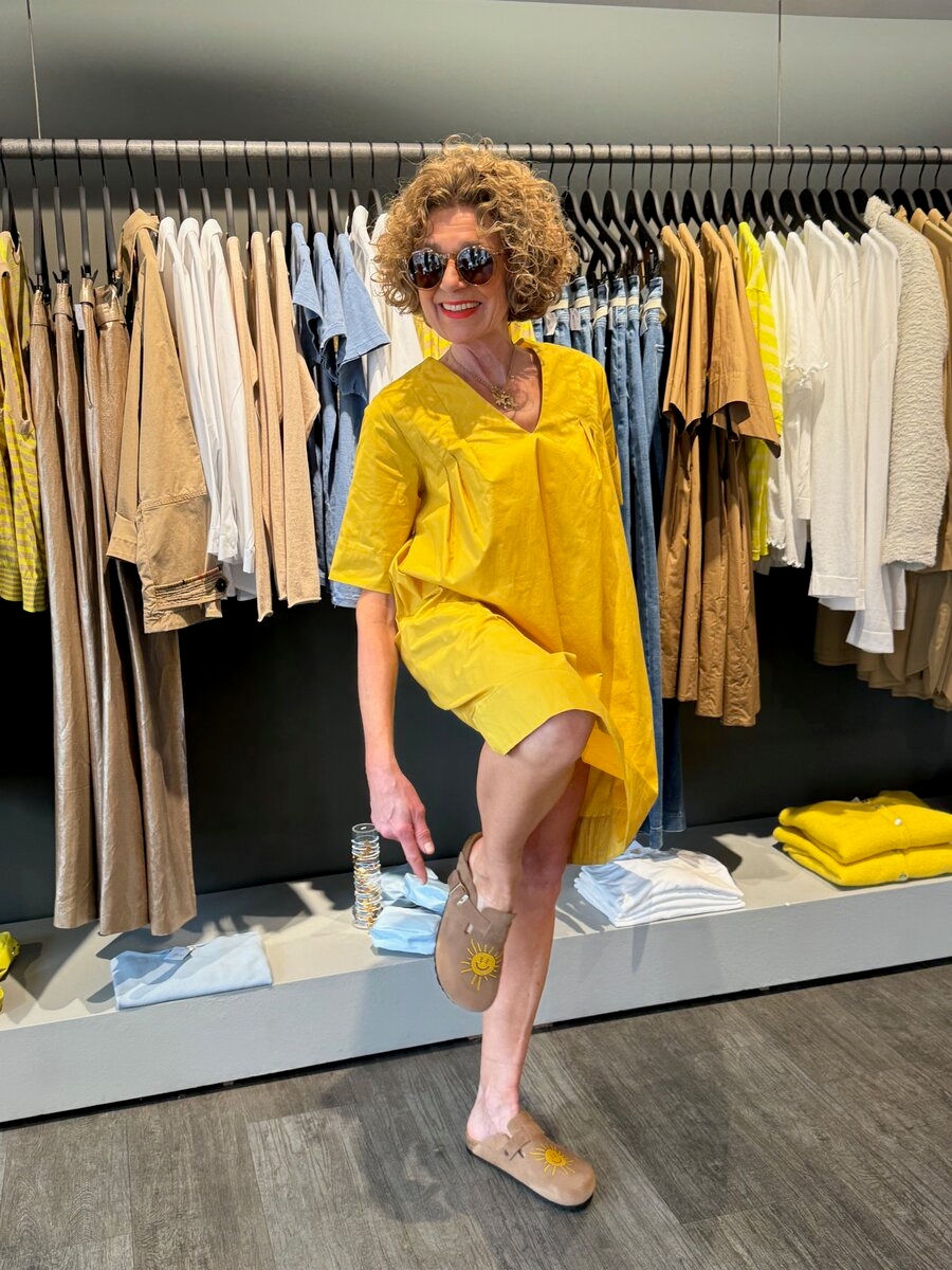 Christiane Zielke in gelben Kleid