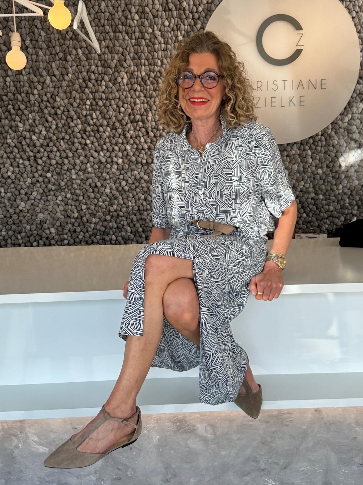 Christiane Zielke in grau gemusterten Kleid