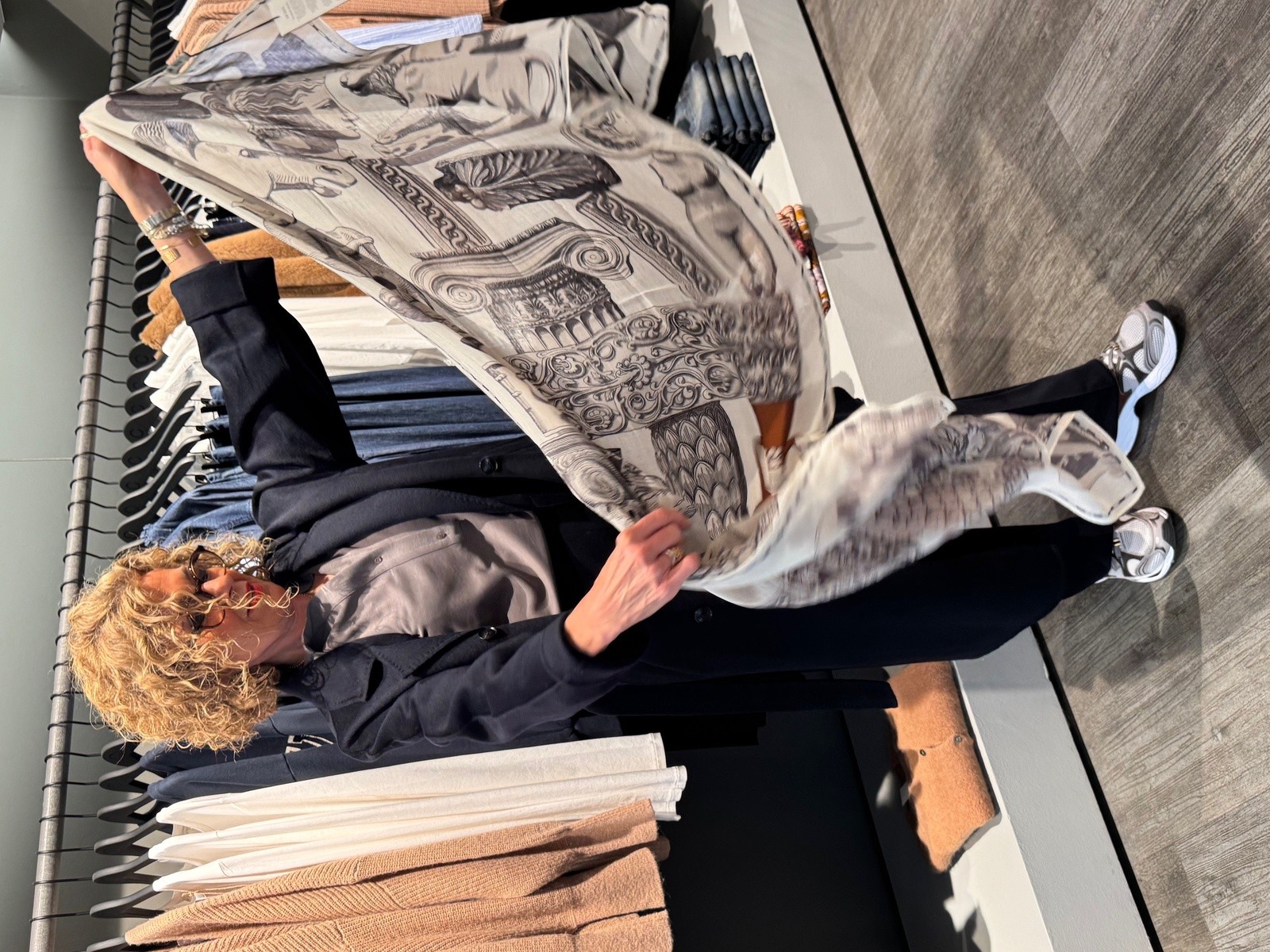 Christiane Zielke zeigt ein gemustertes Tuch