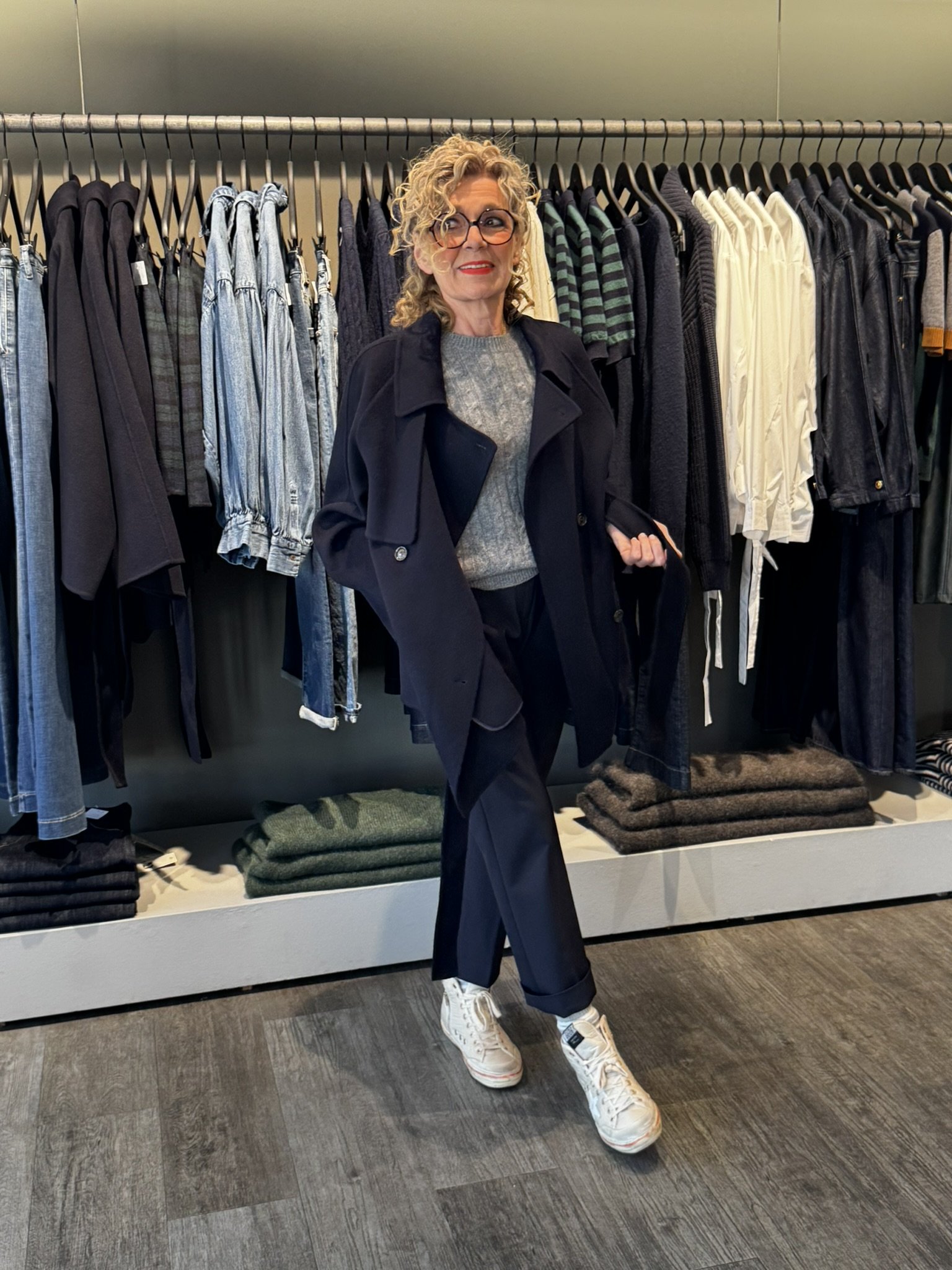 Christiane in navyblauem Mantel