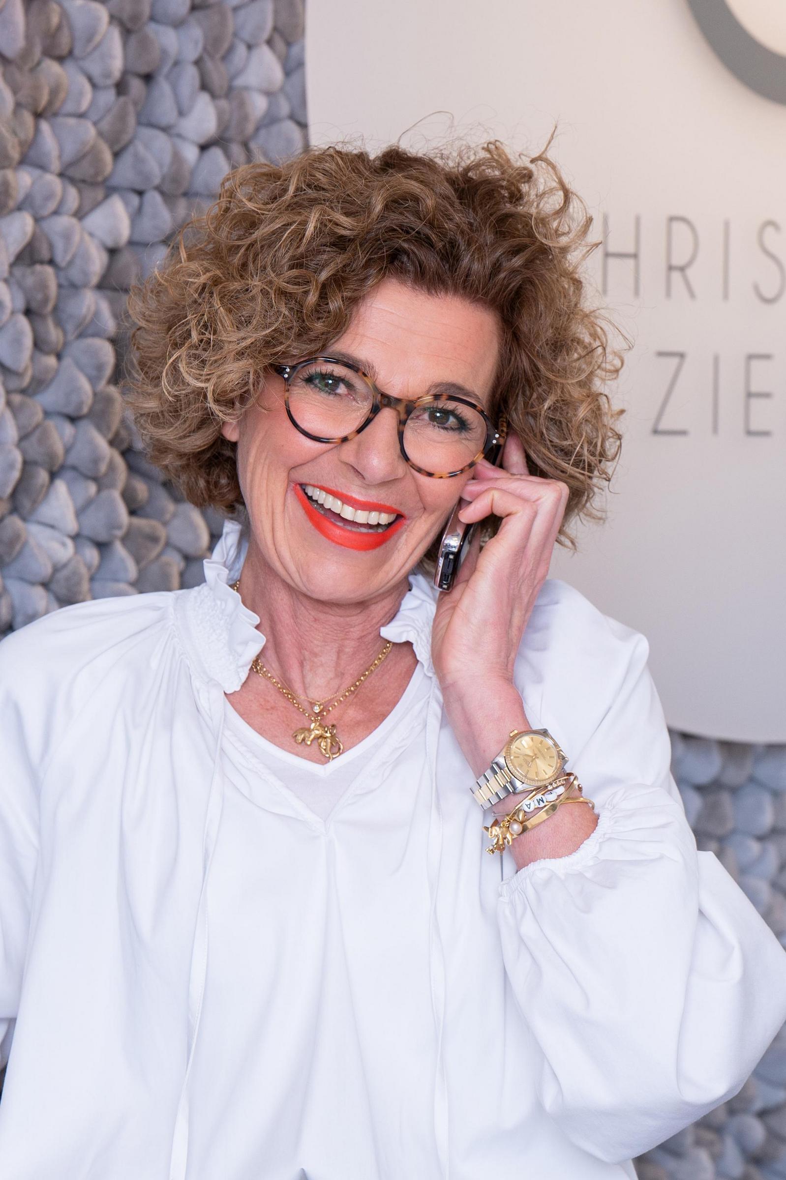 Christiane Zielke am Telefon